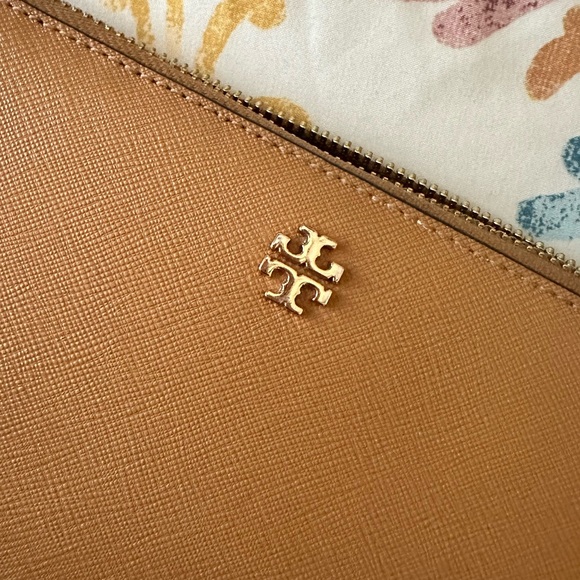 Authentic Tory Butch tan wallet - Picture 2 of 7
